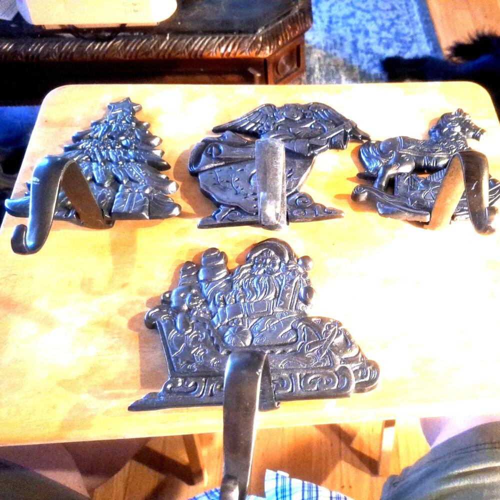 Noel Grandeur Christmas Santa Cast Iron Vintage Stocking Hangers Holders Set 4